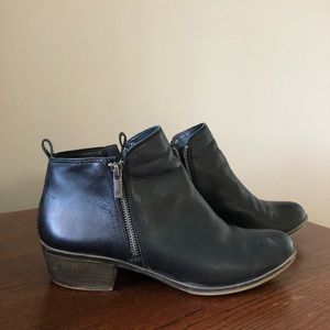 Lucky Brand black leather zip booties 10